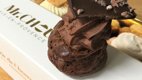 À Aix-en-Provence, Mr Chou signe des choux design et originaux comme ce modèle tout chocolat.